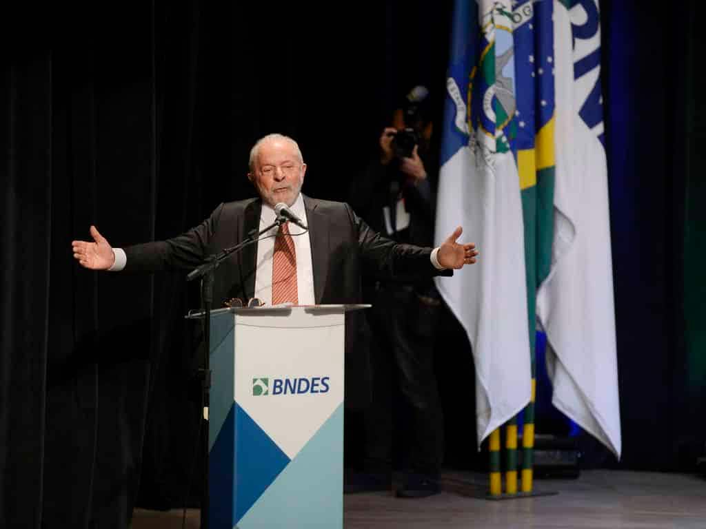 Lula discursando sobre o BNDES