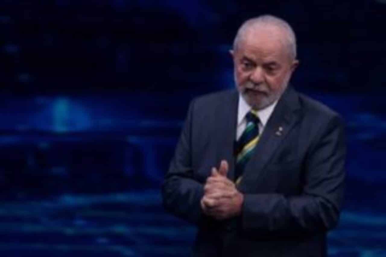 Presidente Luiz Inácio Lula da Silva com as mãos entrelaçadas