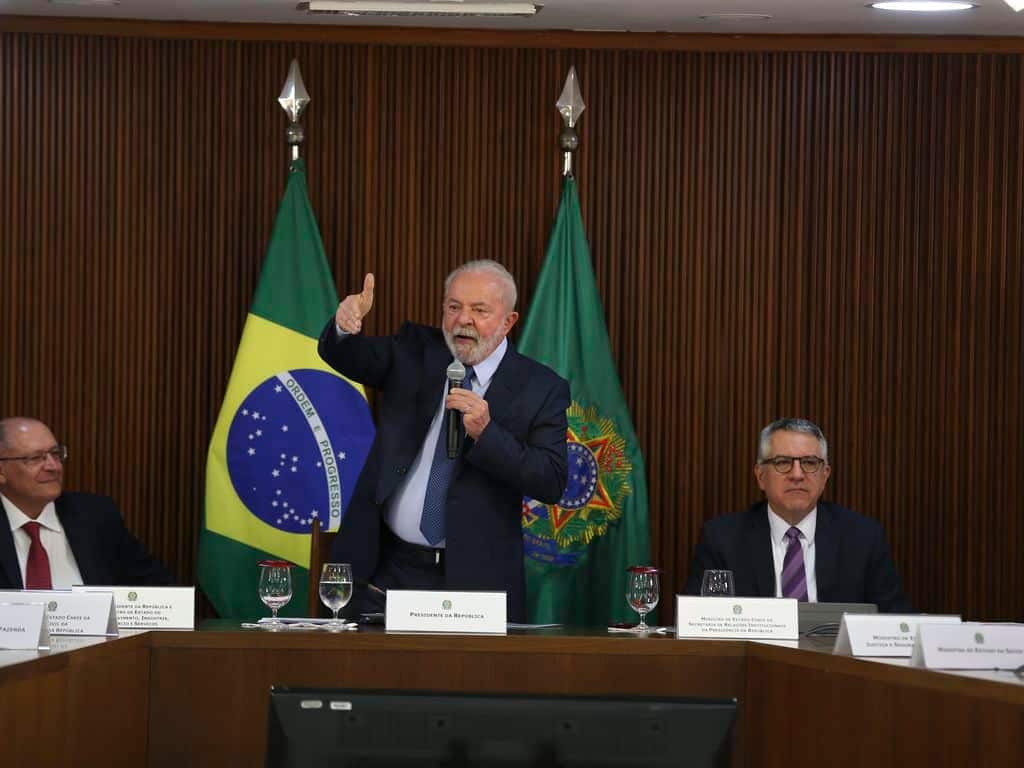 Lula discursando com outros políticos