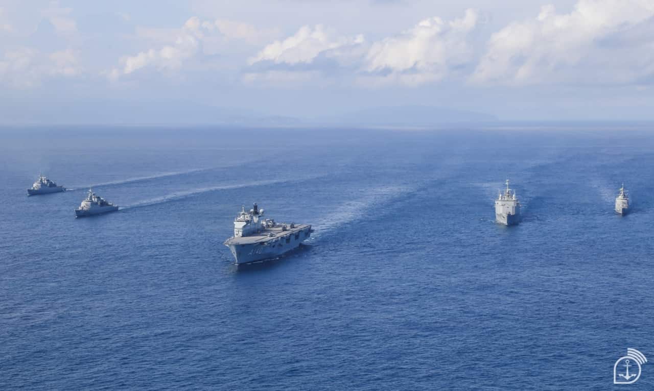 Navios da Marinha brasileria em alto mar