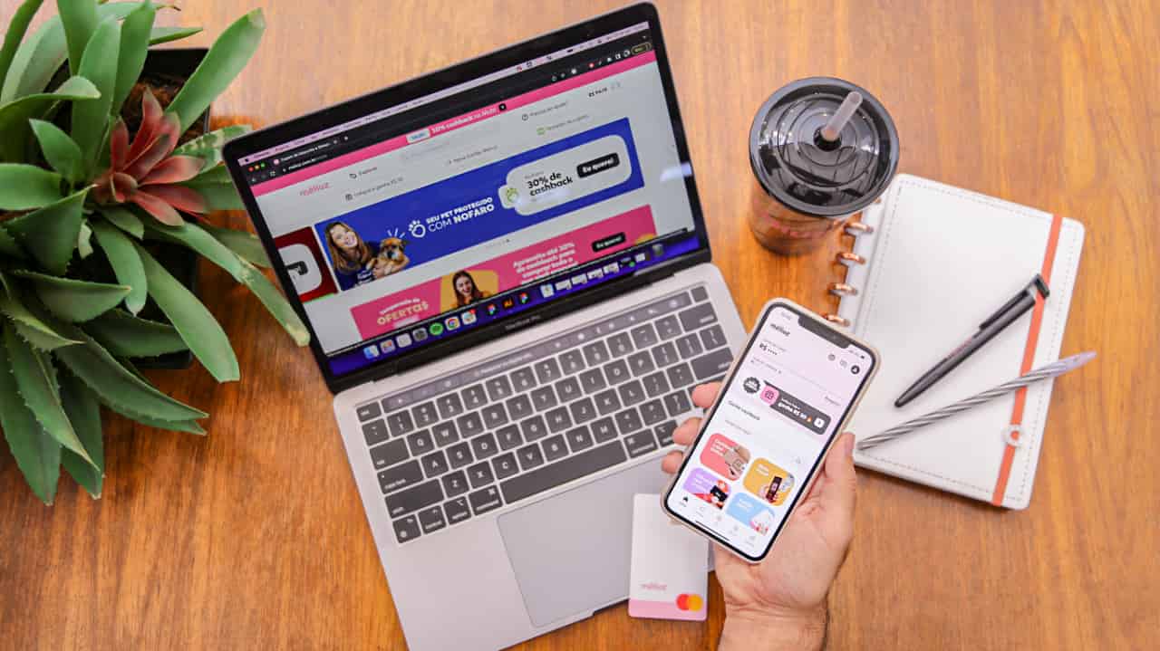 Tela de notebook exibe site do Méliuz e smartphone exibe app do Méliuz