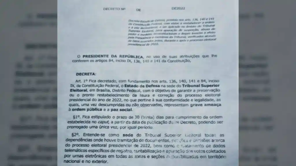 folha de papel com dizeres relativos a um decreto de golpe