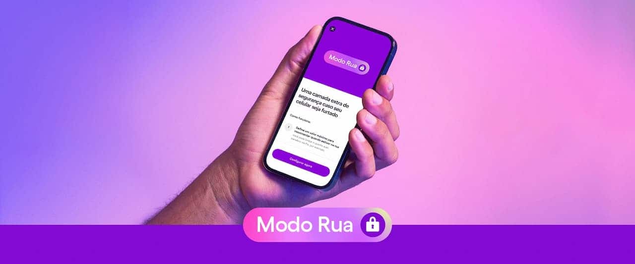 Mão segurando smartphone com aplicativo do Nubank aberto na ferramenta modo rua