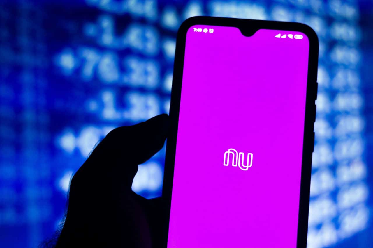 Smartphone com a logo do NuBank