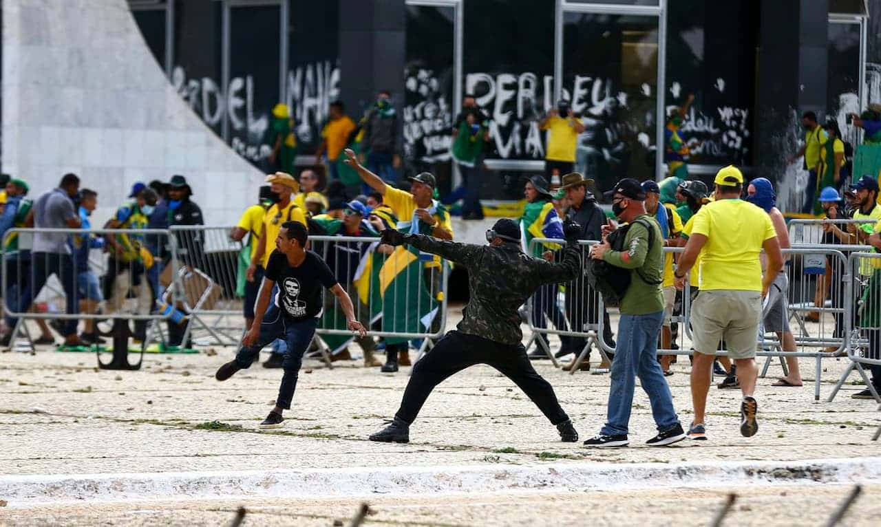 imagem de manifestantes bolsonaristas em ataque a Brasília