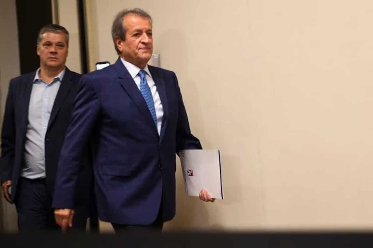 presidente do PL, Valdemar Costa Neto, usando um terno ecaminhando, segurando uma pasta em uma das mãos.