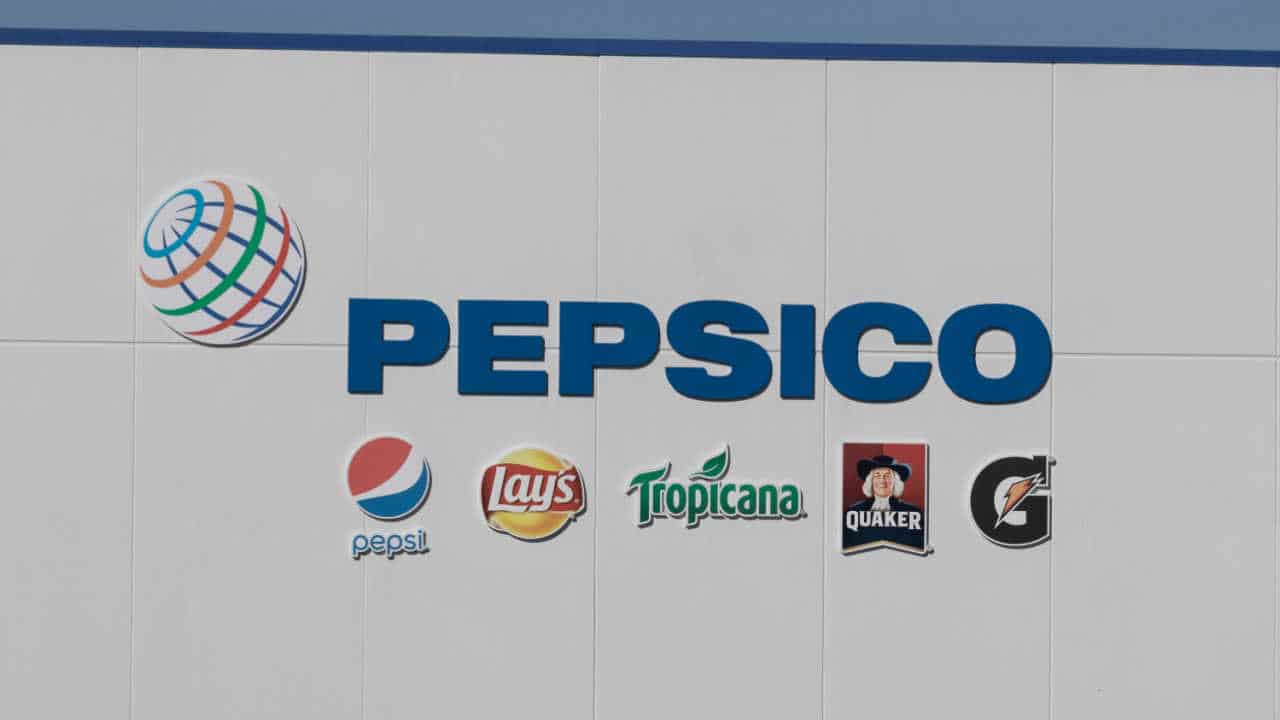 Filial da Pepsico com logo da empresa e suas marcas de alimentos na parede