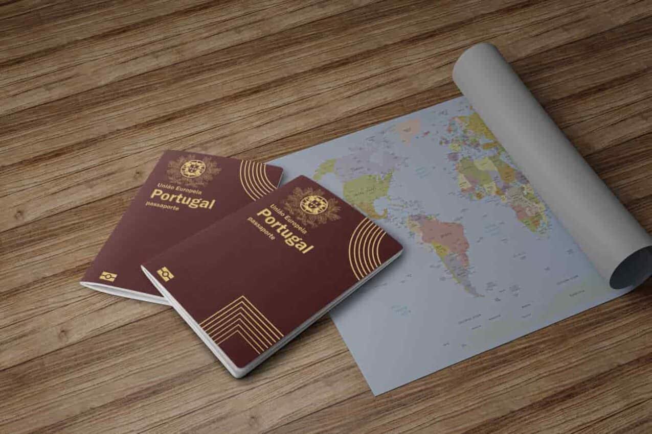 Passaporte português em cima de uma mesa