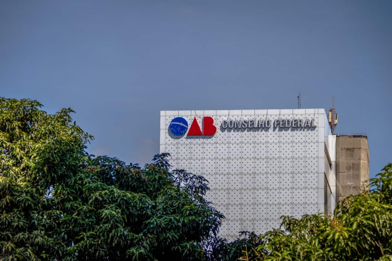 Imagem de prédio da OAB entre arvores
