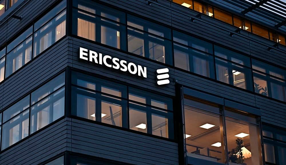 Prédio preto com largas janelas e logo da Ericsson