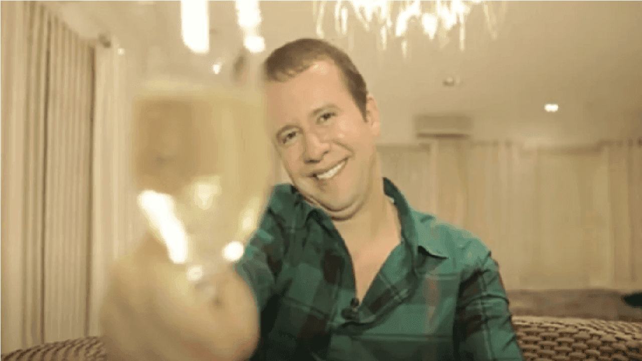 Imagem do Rei do Camarote com taça de champanhe