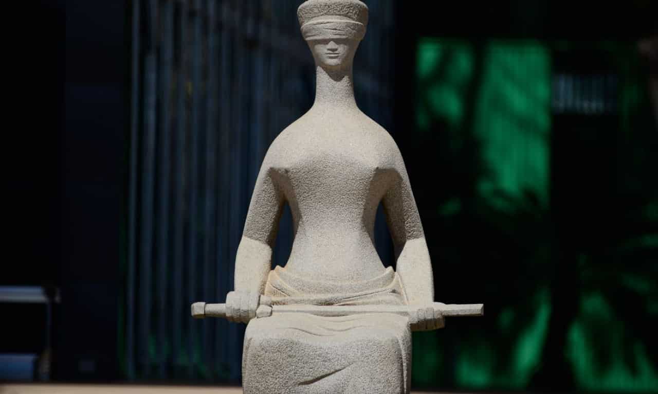 Escultura da Justiça localizada em frente ao prédio do STF em Brasília