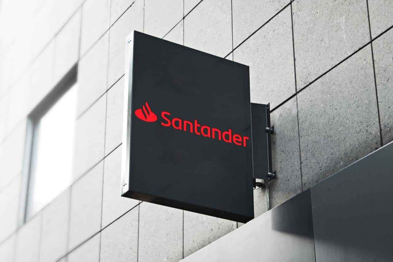 Fachada de prédio do Banco Santander