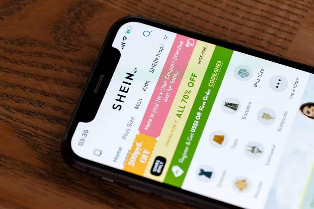 Celular com aplicativo da Shein aberto