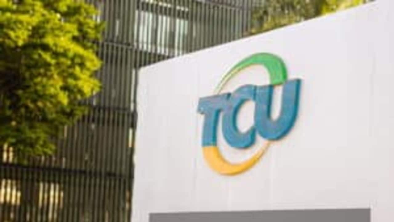 Placa na entrada do Tribunal de Contas da União com a sigla TCU