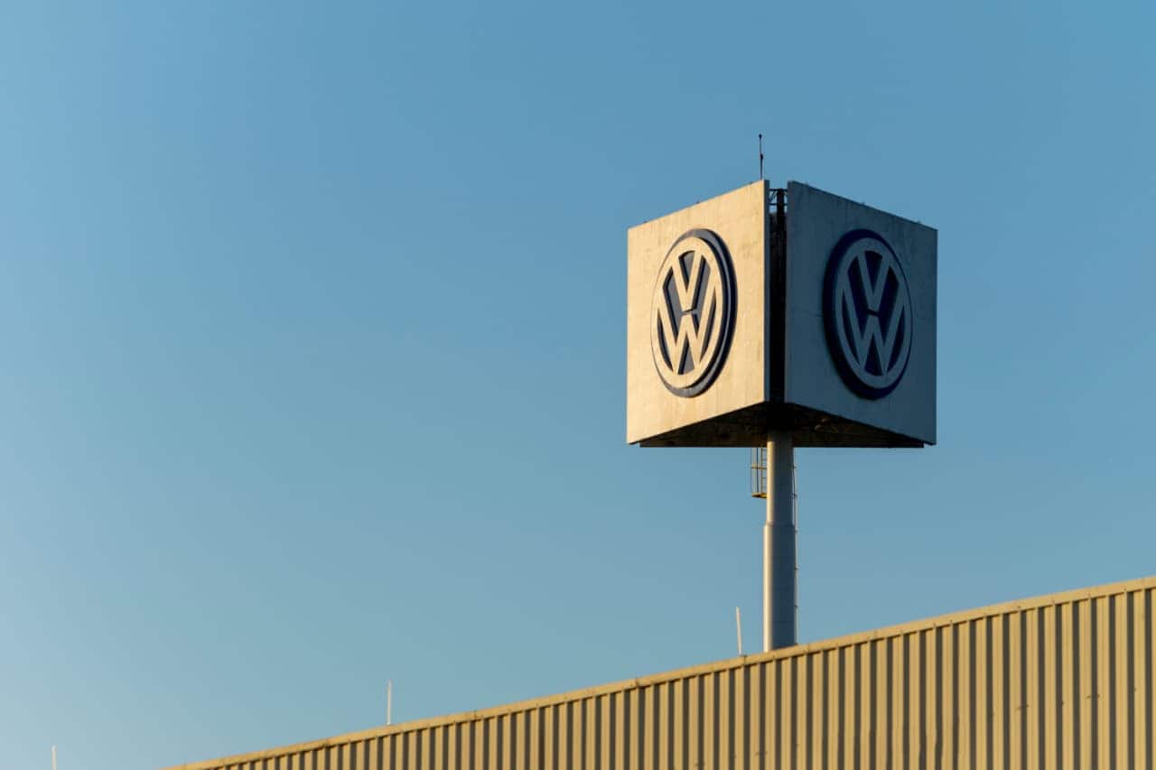 Logo da Volkswagen na fábrica localizada em Taubaté, São Paulo