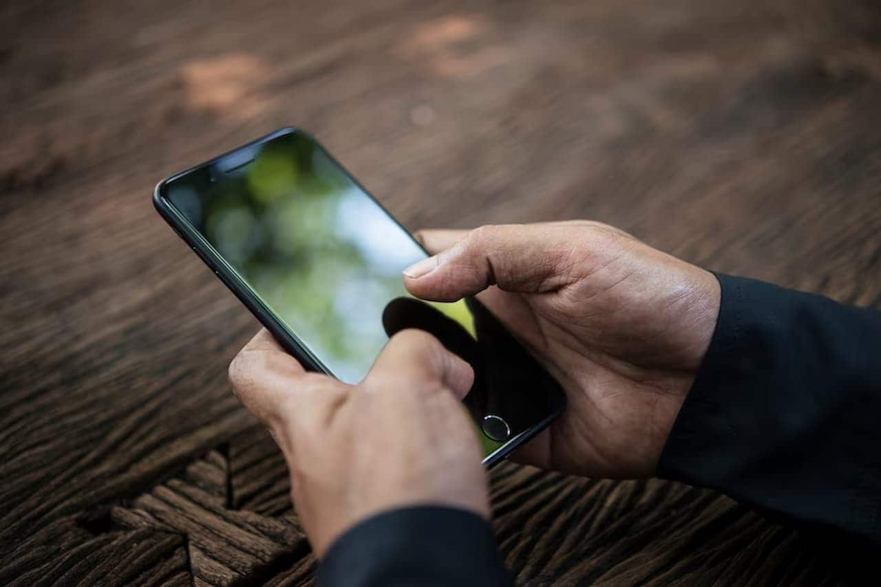 Mãos segurando celular