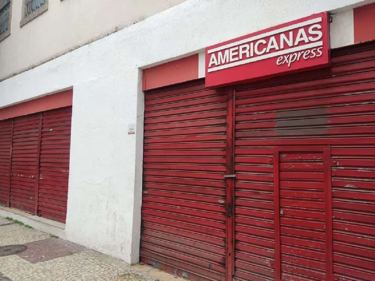 Imagem da entrada de uma loja fechada da Americanas.