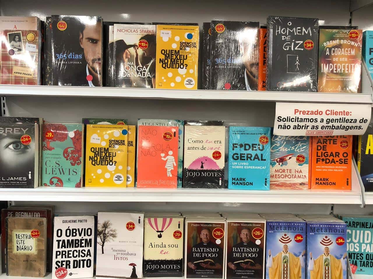 prateleira de um loja da Americanas com vários livros à venda