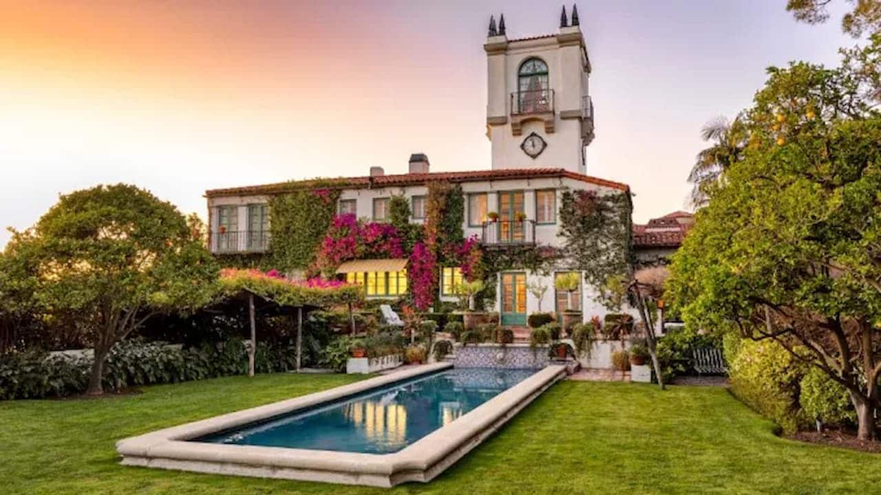 Foto do Castillo del Lago, mansão onde Madonna morou, na foto é possível ver a piscina na frente do imóvel, o jardim e de fundo a mansão