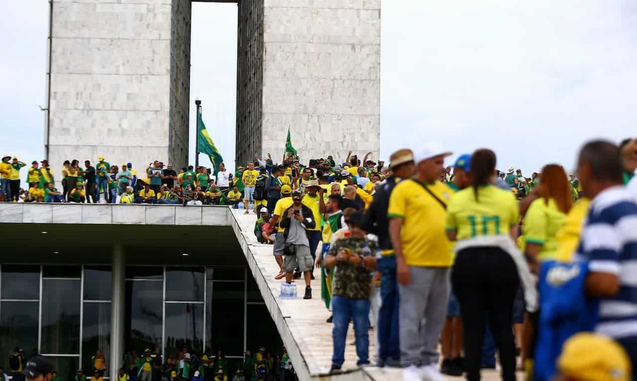 Bolsonaristas durante ataques em Brasília