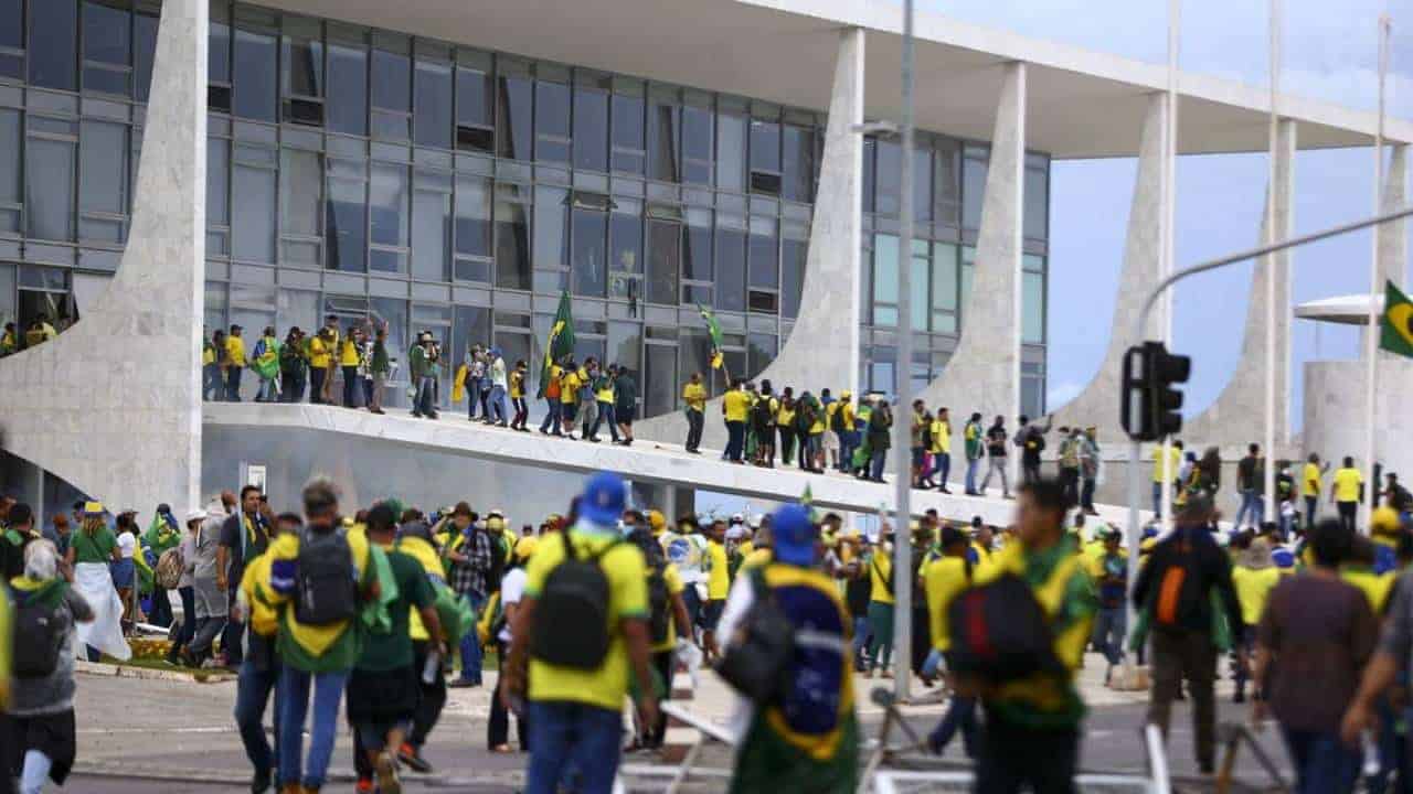 Foto capta bolsonaristas envolvidos em atos golpistas