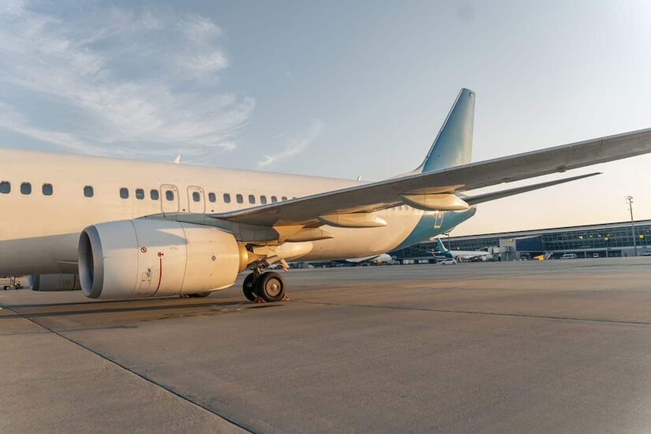 Avião parado no aeroporto