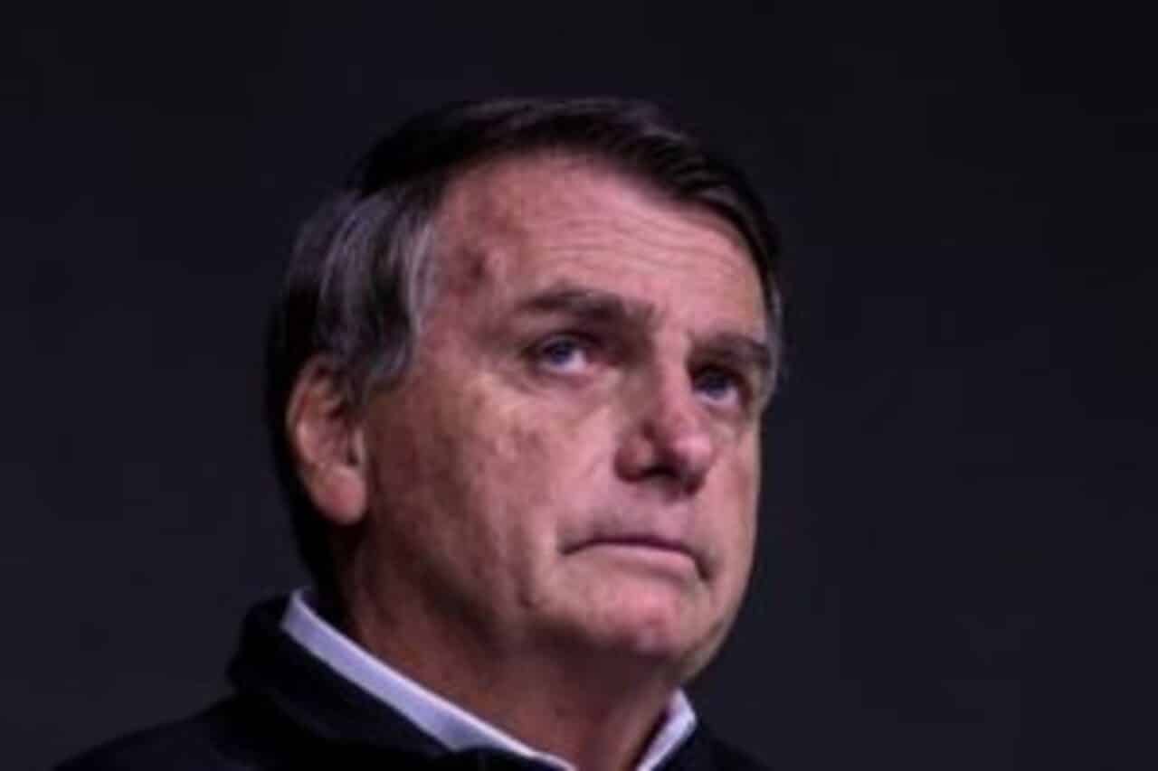 Foto de rosto do ex-presidente Jair Bolsonaro com a expressão preocupada