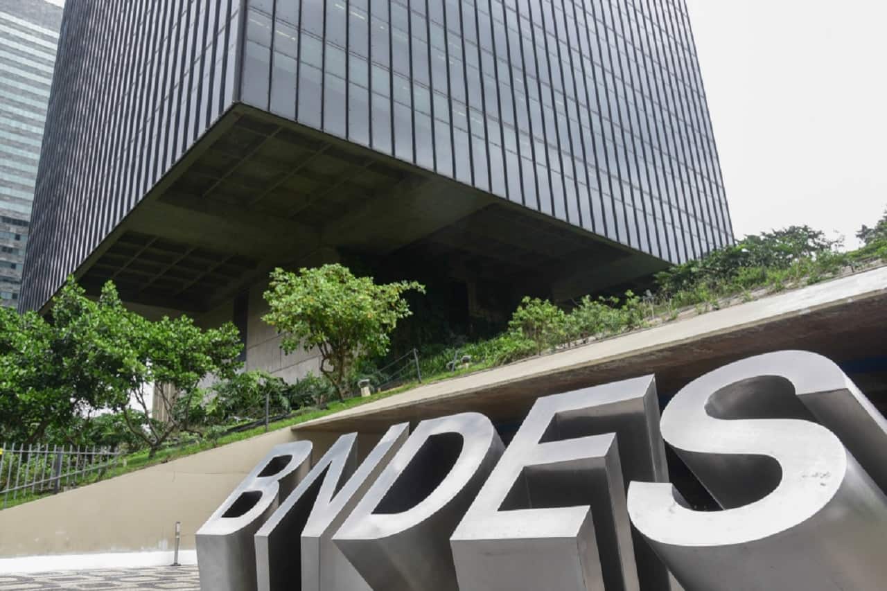 Imagem da faixada da sede do BNDES.