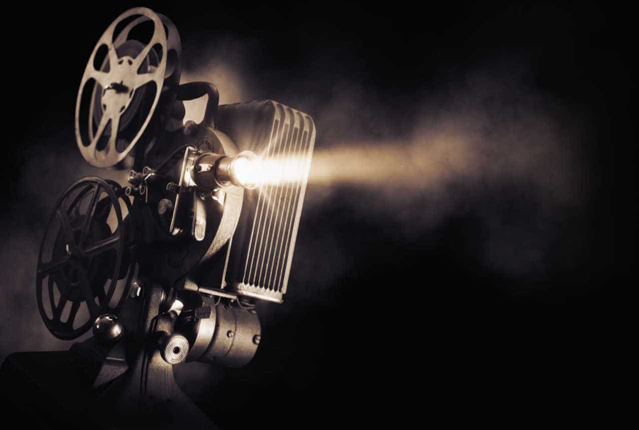 Projetor de cinema em fundo preto
