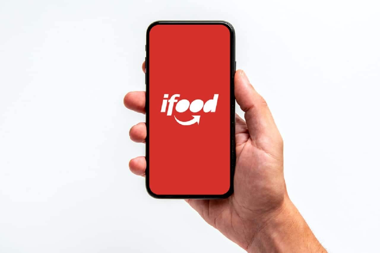 Pessoa utilizando aplicativo iFood