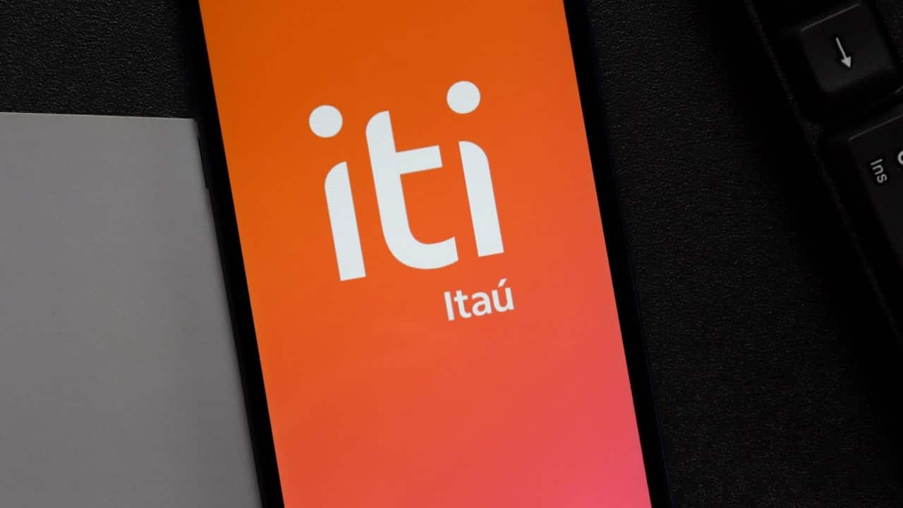 Tela de celular mostrando logo da conta digital iti, do banco Itaú.