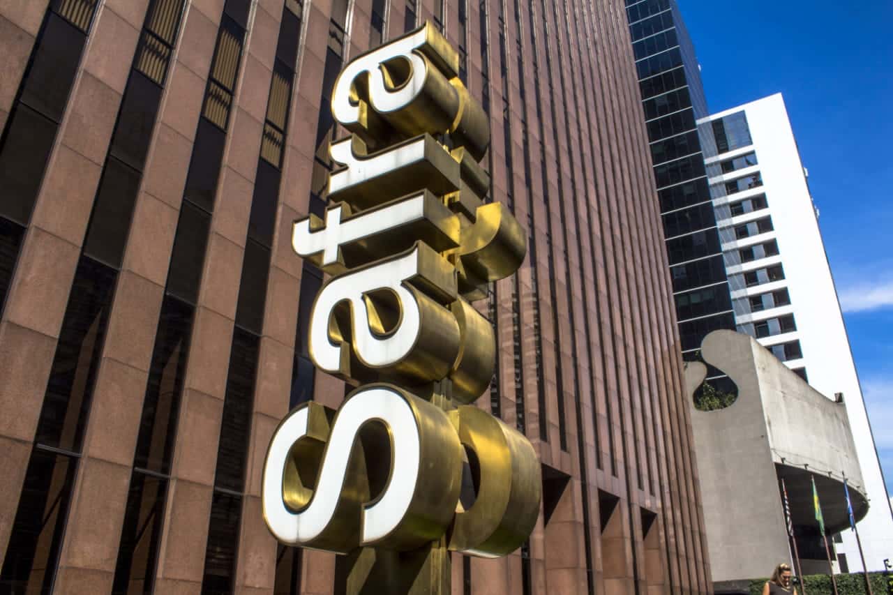 Fachada de um edifício do Banco Safra com o logo da instituição financeira na vertical