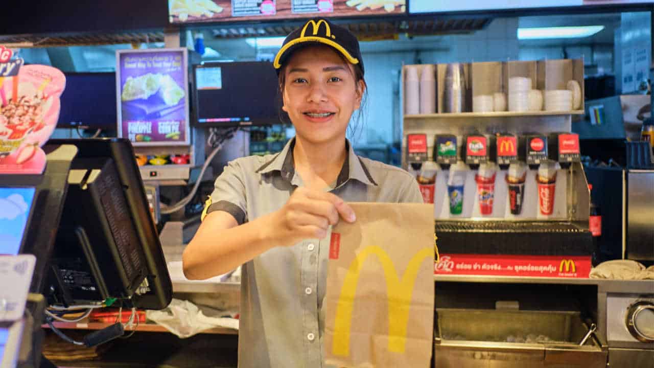 Atendente do McDonald’s trabalhando - Celebridades
