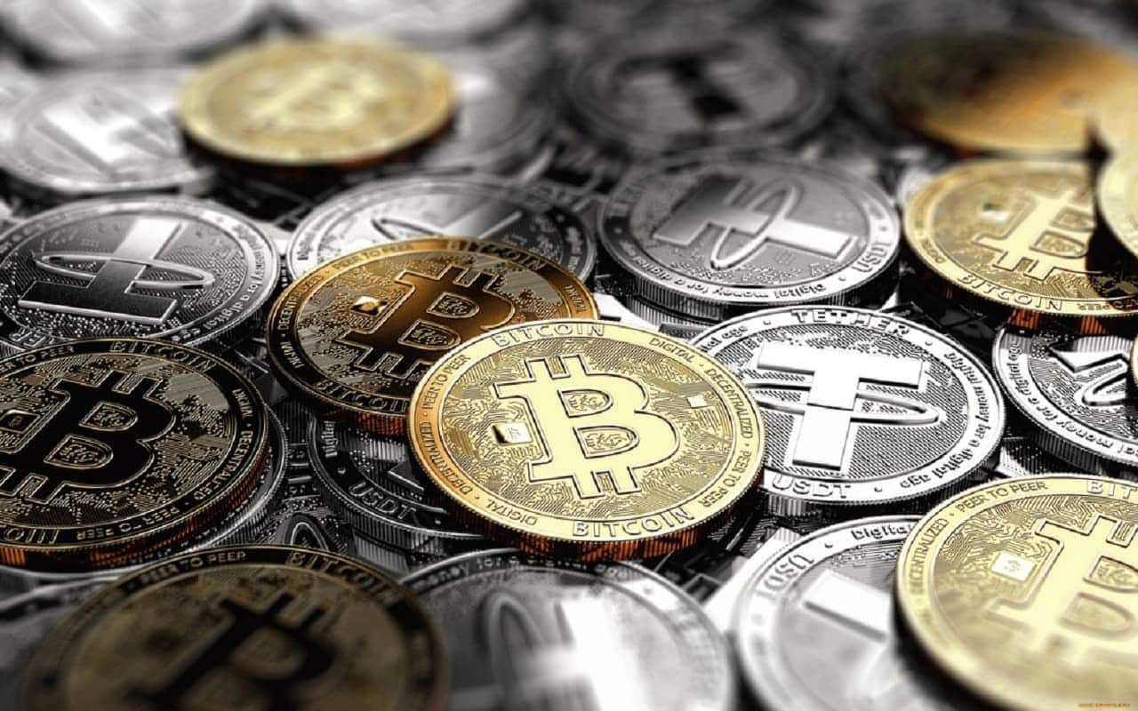Criptomoedas espalhadas.