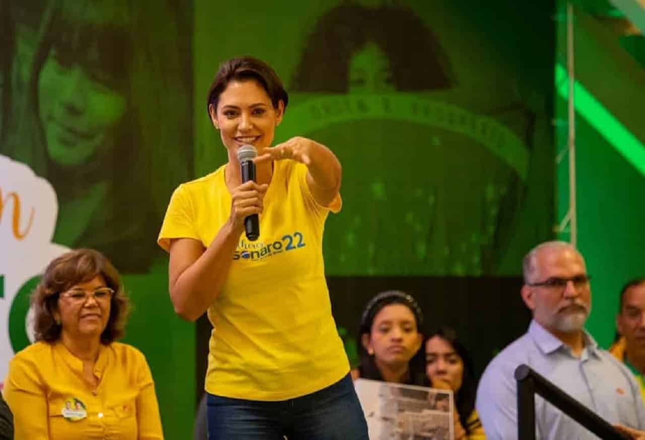 ex-primeira-dama Michelle Bolsonaro segurando um microfone enquanto discursa para plateia