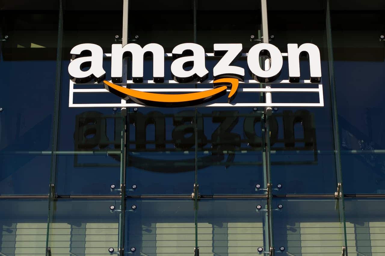 Agência da Amazon, com letreiro da marca sobre fachada de vidro