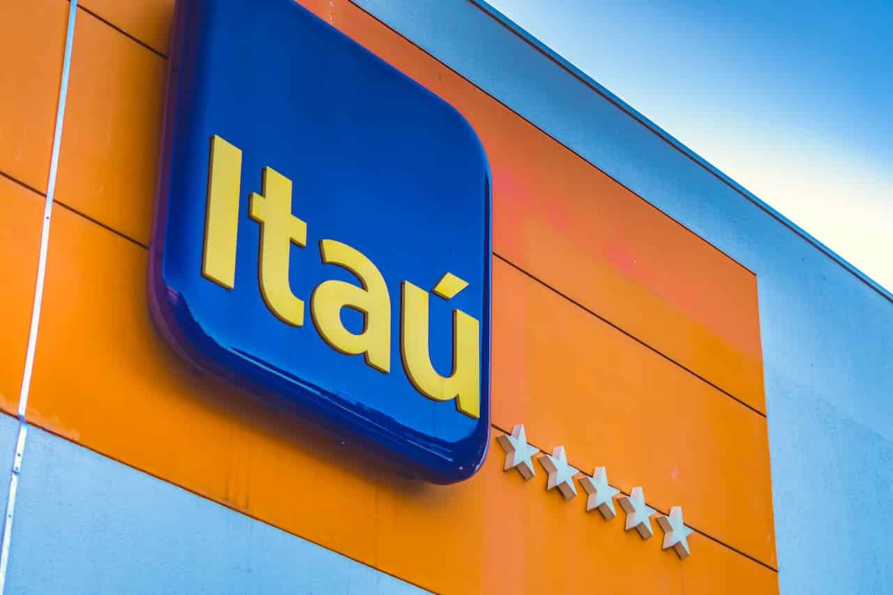 Letreiro do banco Itaú