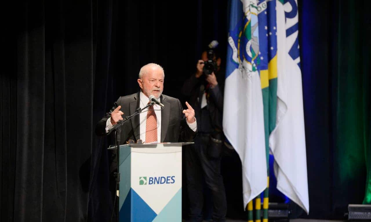 Presidente Luiz Inácio Lula da Silva discursa