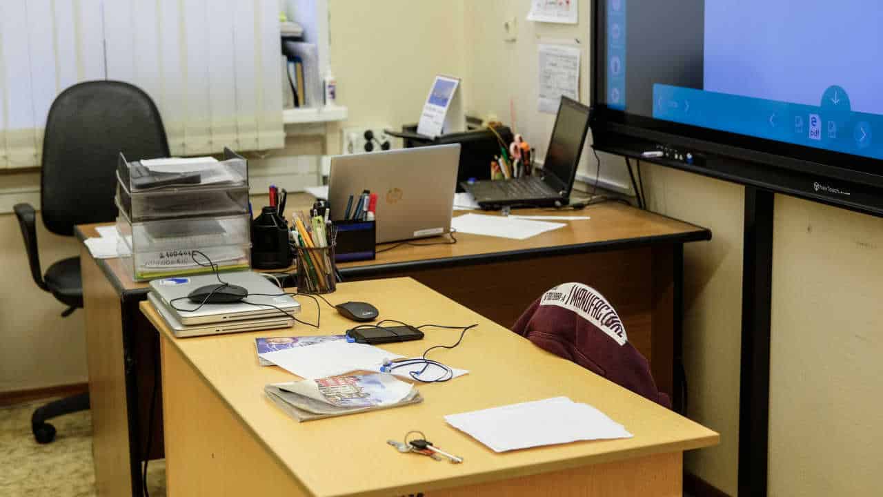 Escritório sem a presença do funcionário