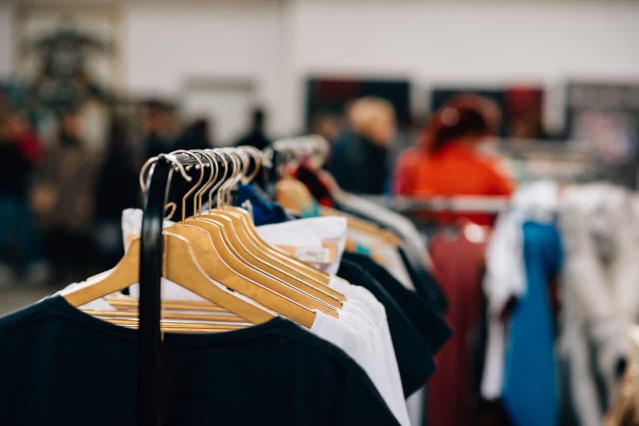 Roupas em uma arara cheia de cabides