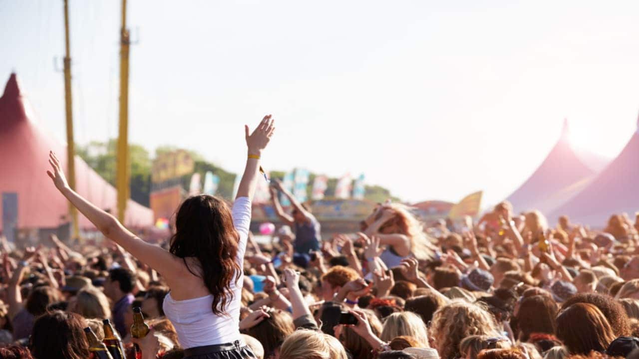 Multidão se divertindo em festival de música ao ar livre