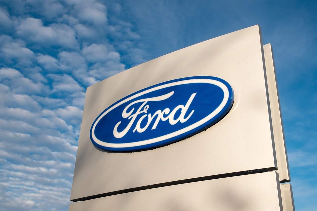 Imagem de um poste com o logo da Ford