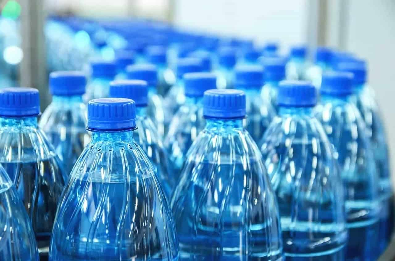 Garrafas de água saindo da linha de produção