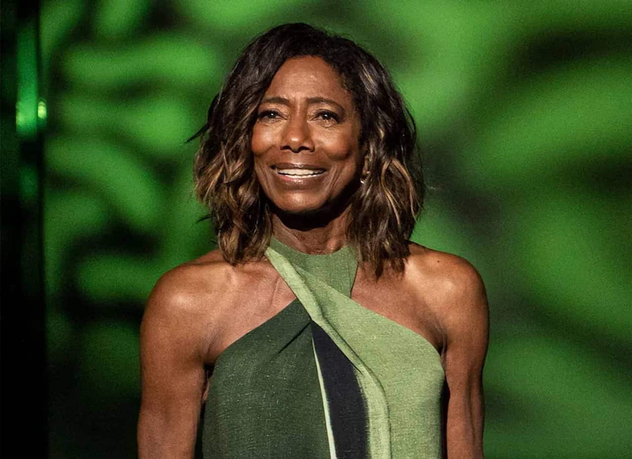 jornalista Glória Maria usando um vestido verde