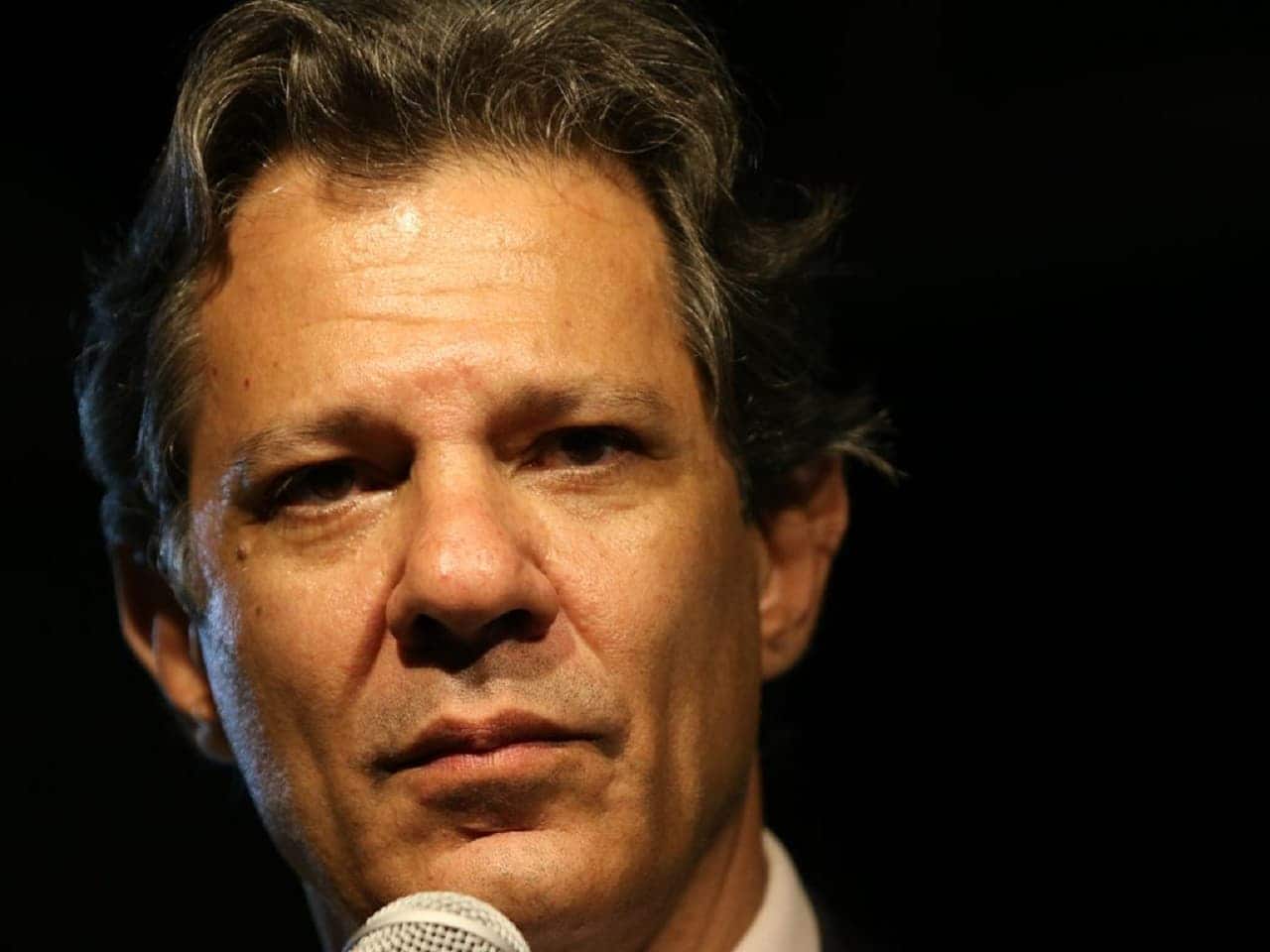 Iamgem de Fernando Haddad discursando.