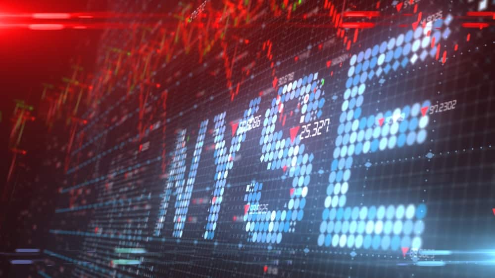 Imagem de um telão com destaque para o letreiro "NYSE".
