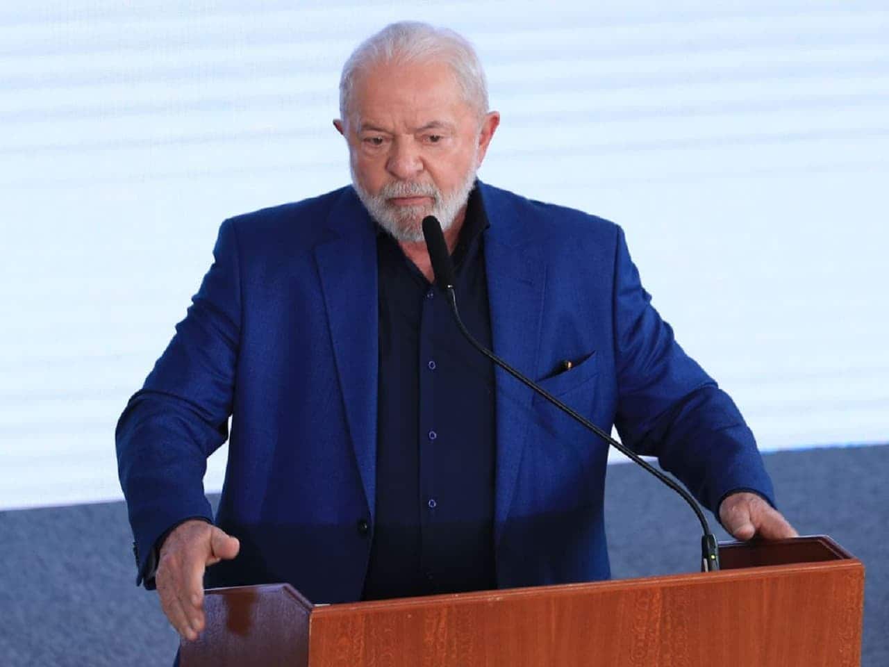 Presidente Luiz Inácio Lula da Silva, de azul, discursando.