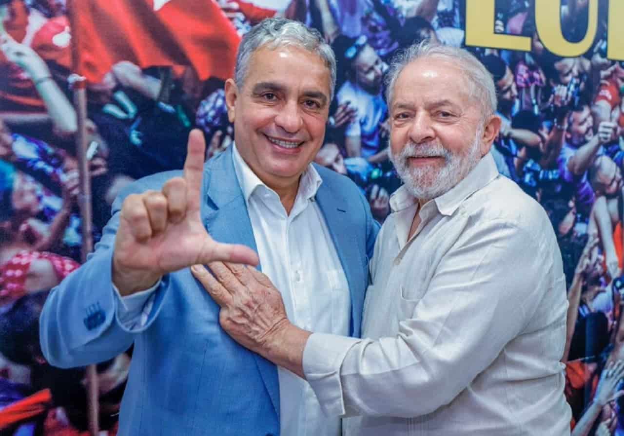 imagem do ex-deputado André Ceciliano fazendo sinal de L ao lado do presidente Lula