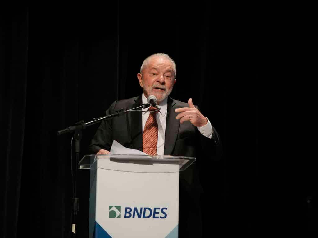 O presidente da República, Luiz Inácio Lula da Silva, discursa na posse de Aloízio Mercadante na presidência do BNDES, no Rio de Janeiro.